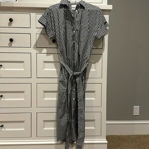 Relaxed fit, tie waist, black and white gingham dress. Button up, midi length